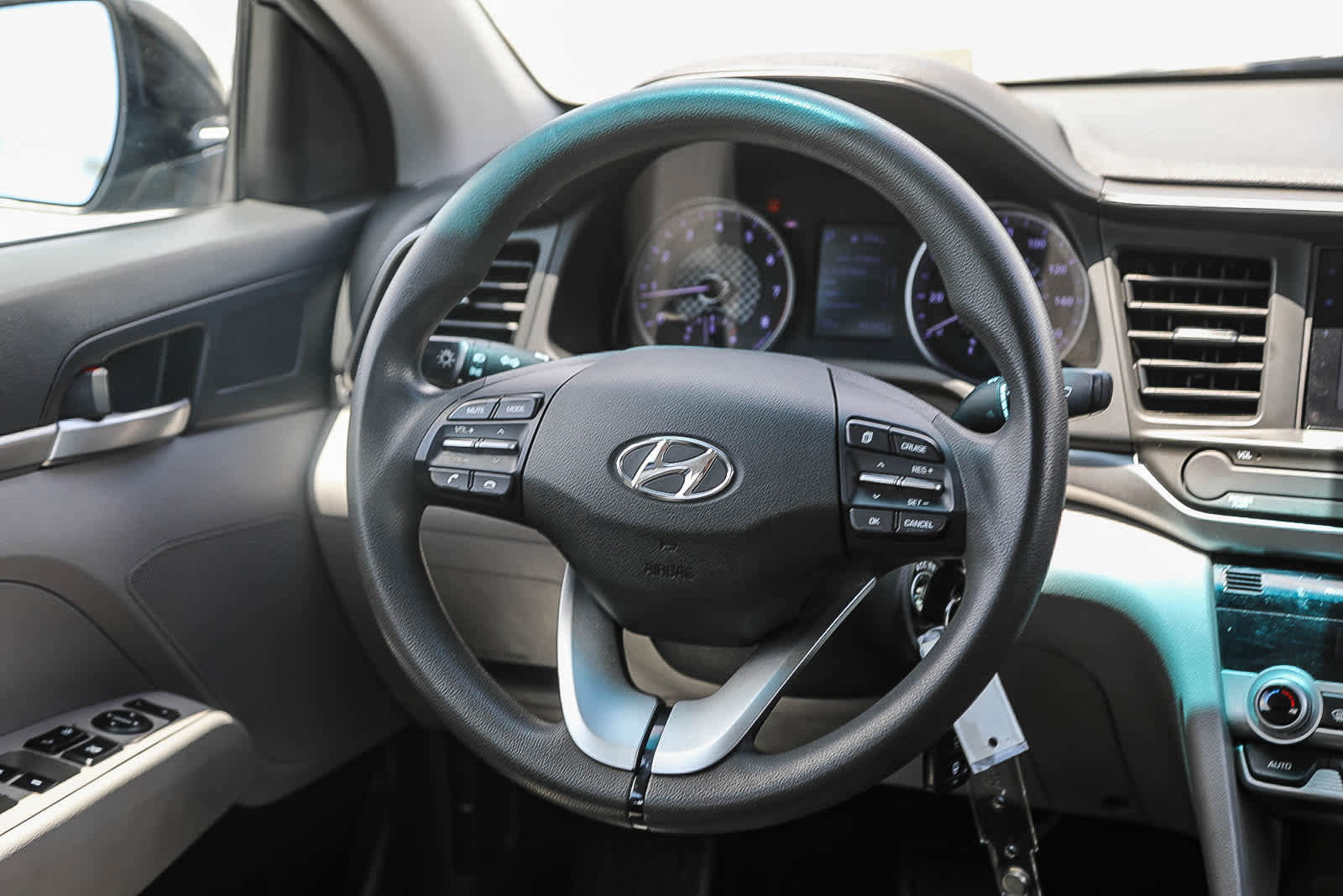 Used 2020 Hyundai Elantra SE FWD image 15