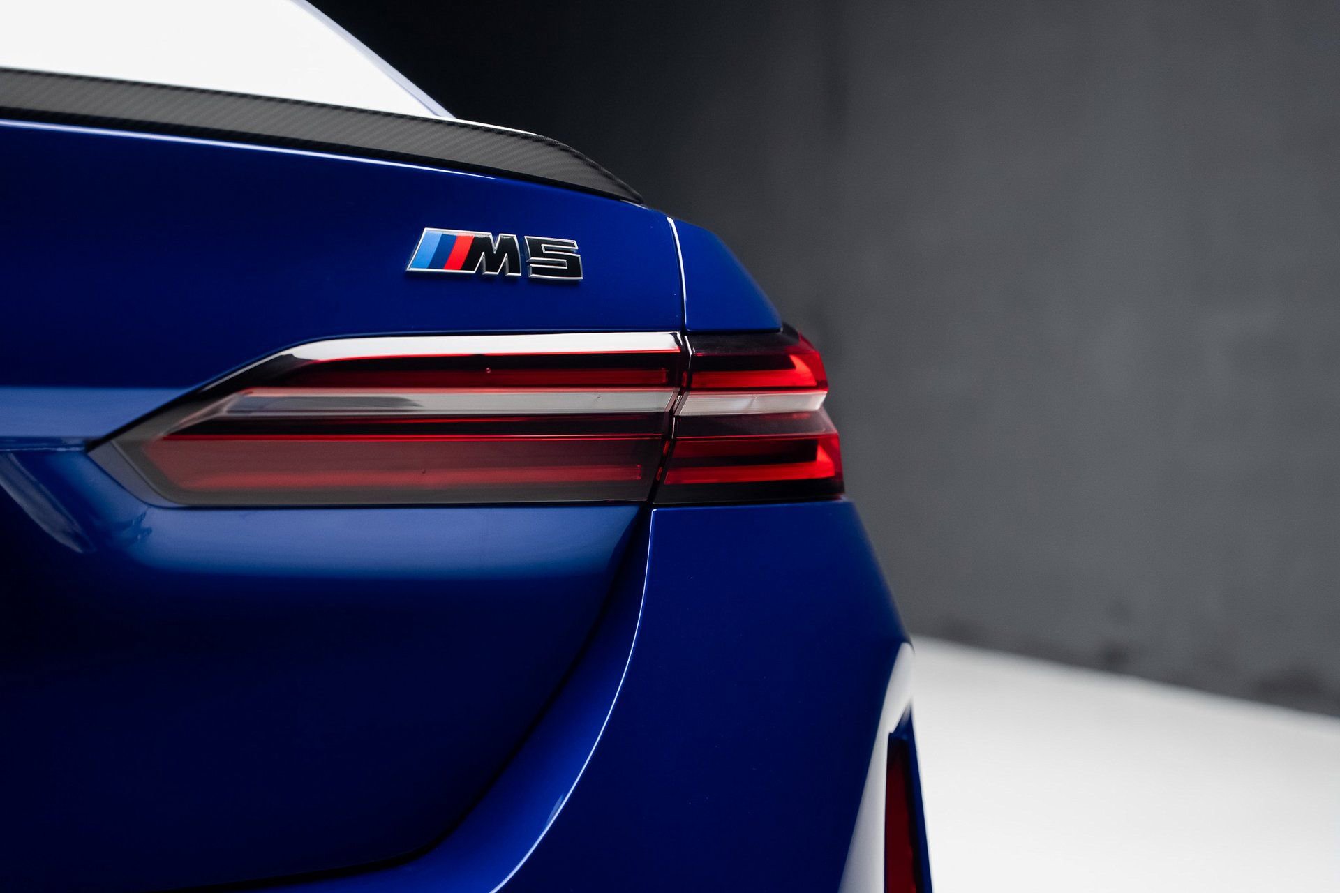 Used 2025 BMW M5 w/ Carbon Package image 30