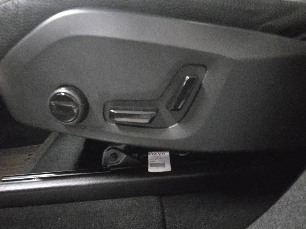 Certified 2025 Volvo XC90 B6 Core w/ Climate Package image 23