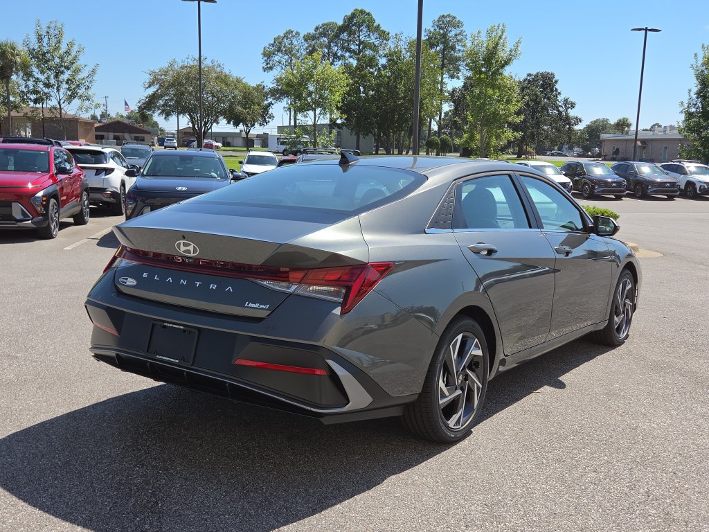 New 2026 Hyundai Elantra Limited FWD image 8