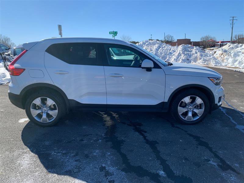 Used 2019 Volvo XC40 T5 Momentum image 5