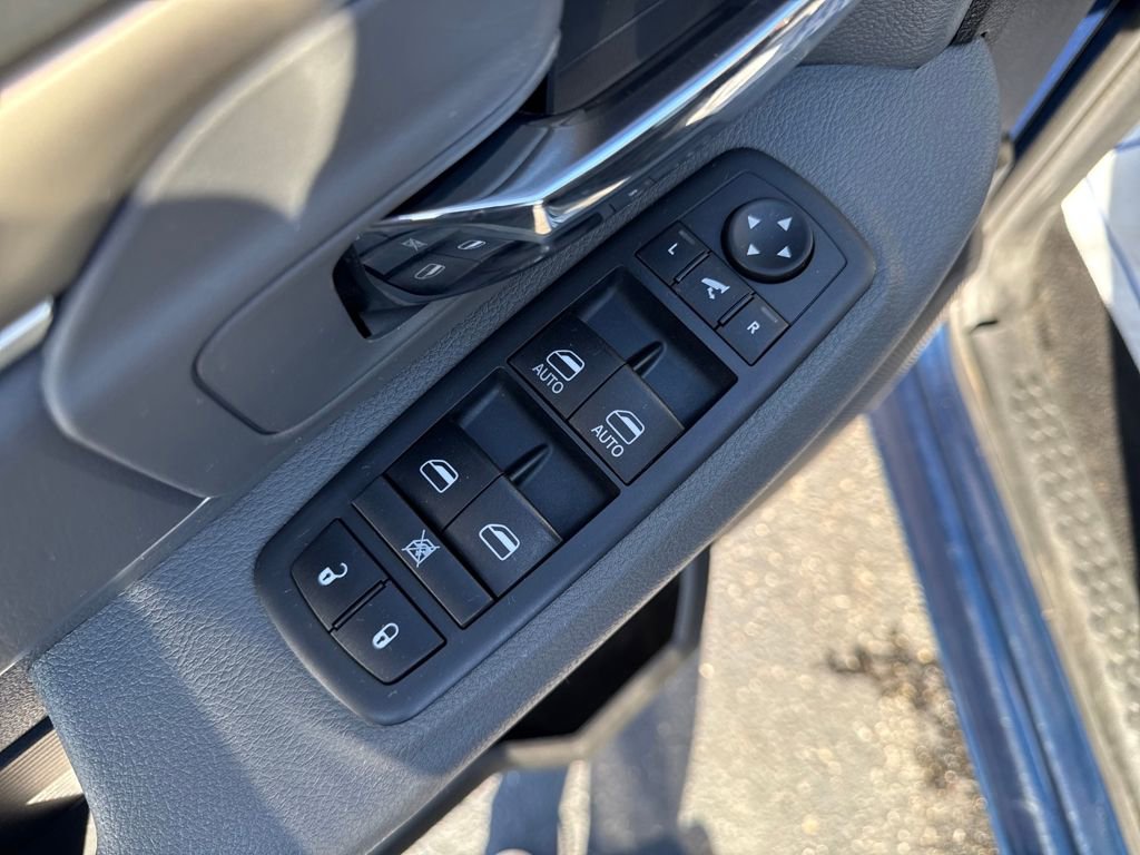 Used 2020 RAM 1500 Classic SLT w/ Luxury Group image 11