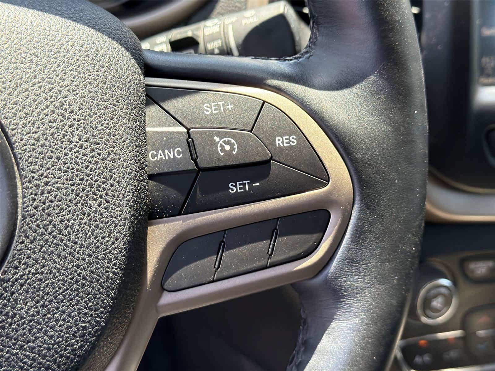 Used 2017 Jeep Cherokee Limited FWD image 35