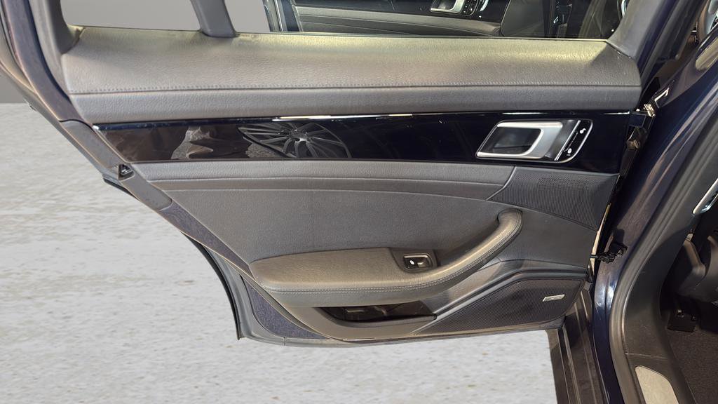 Used 2018 Porsche Panamera 4 image 4