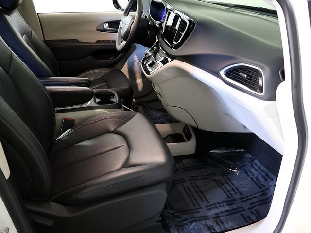 Used 2024 Chrysler Pacifica Touring-L FWD image 32