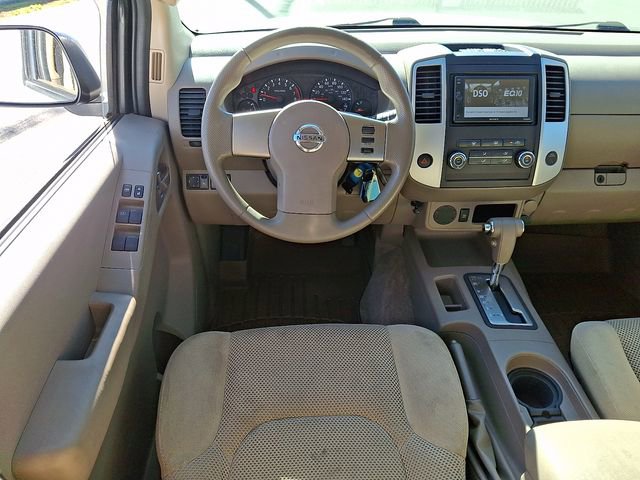 Used 2010 Nissan Frontier SE image 11