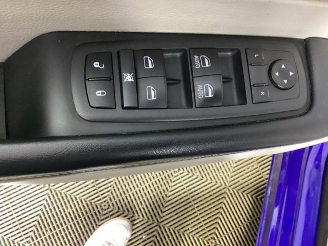 Used 2020 Chrysler Pacifica Touring-L image 16