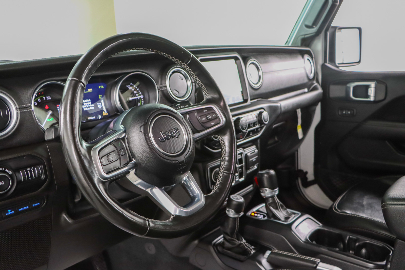 Used 2022 Jeep Wrangler Unlimited Sahara w/ Cold Weather Group AWD/4WD image 24
