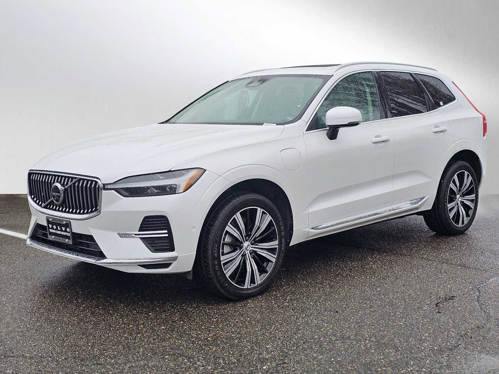 Certified 2023 Volvo XC60 T8 Ultimate w/ Climate Package image 7