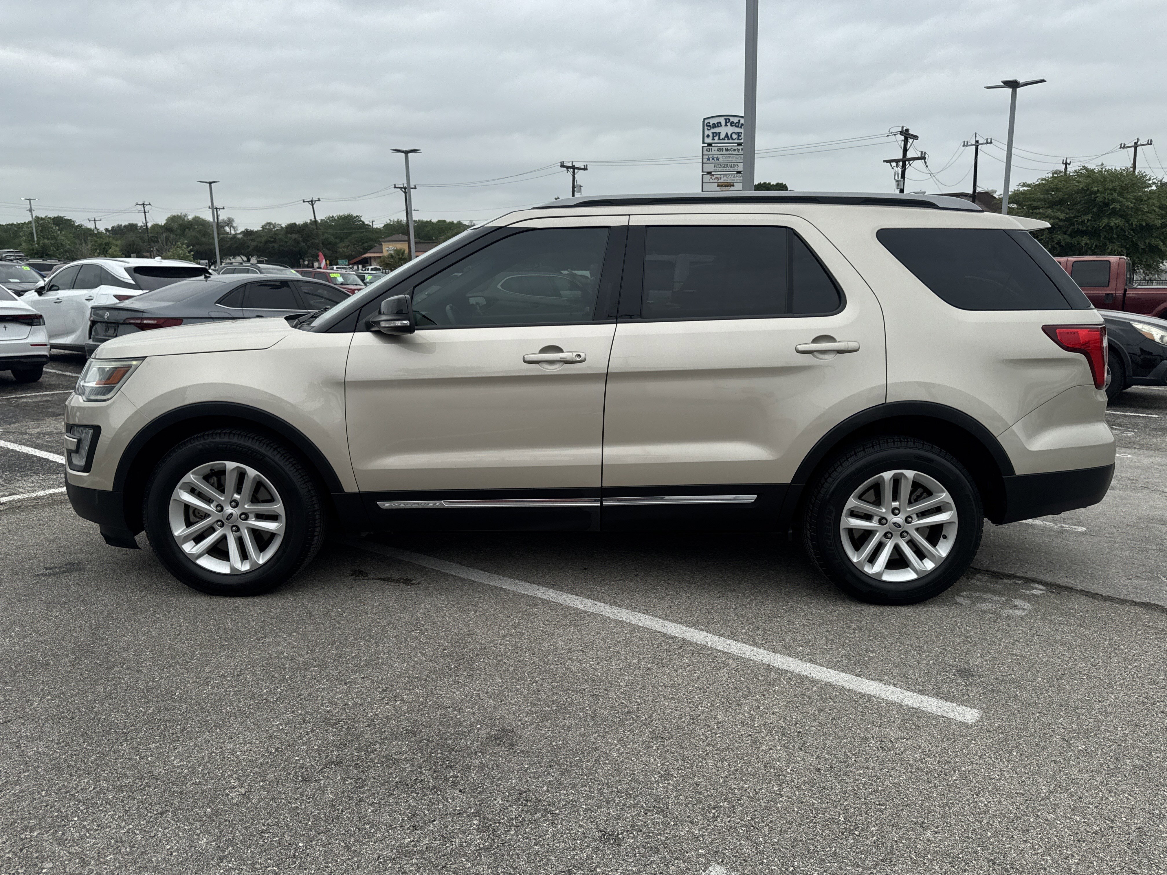 Used 2017 Ford Explorer XLT w/ Equipment Group 201A FWD image 6