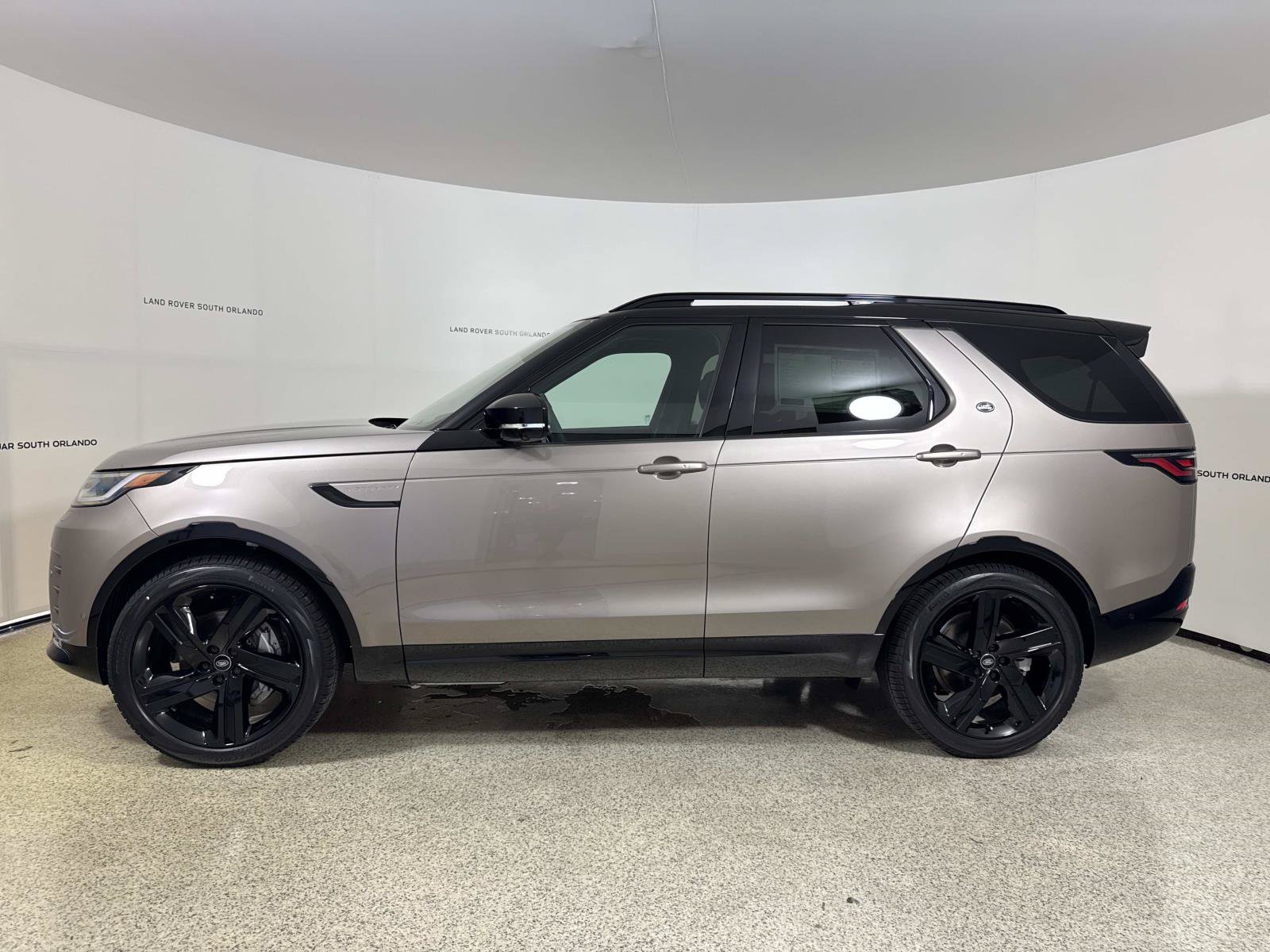 New 2026 Land Rover Discovery Dynamic SE AWD/4WD image 2