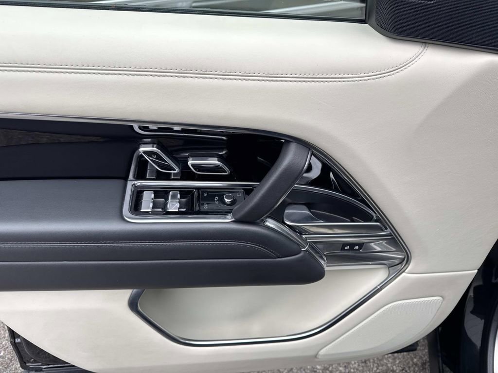 Certified 2023 Land Rover Range Rover SE image 18