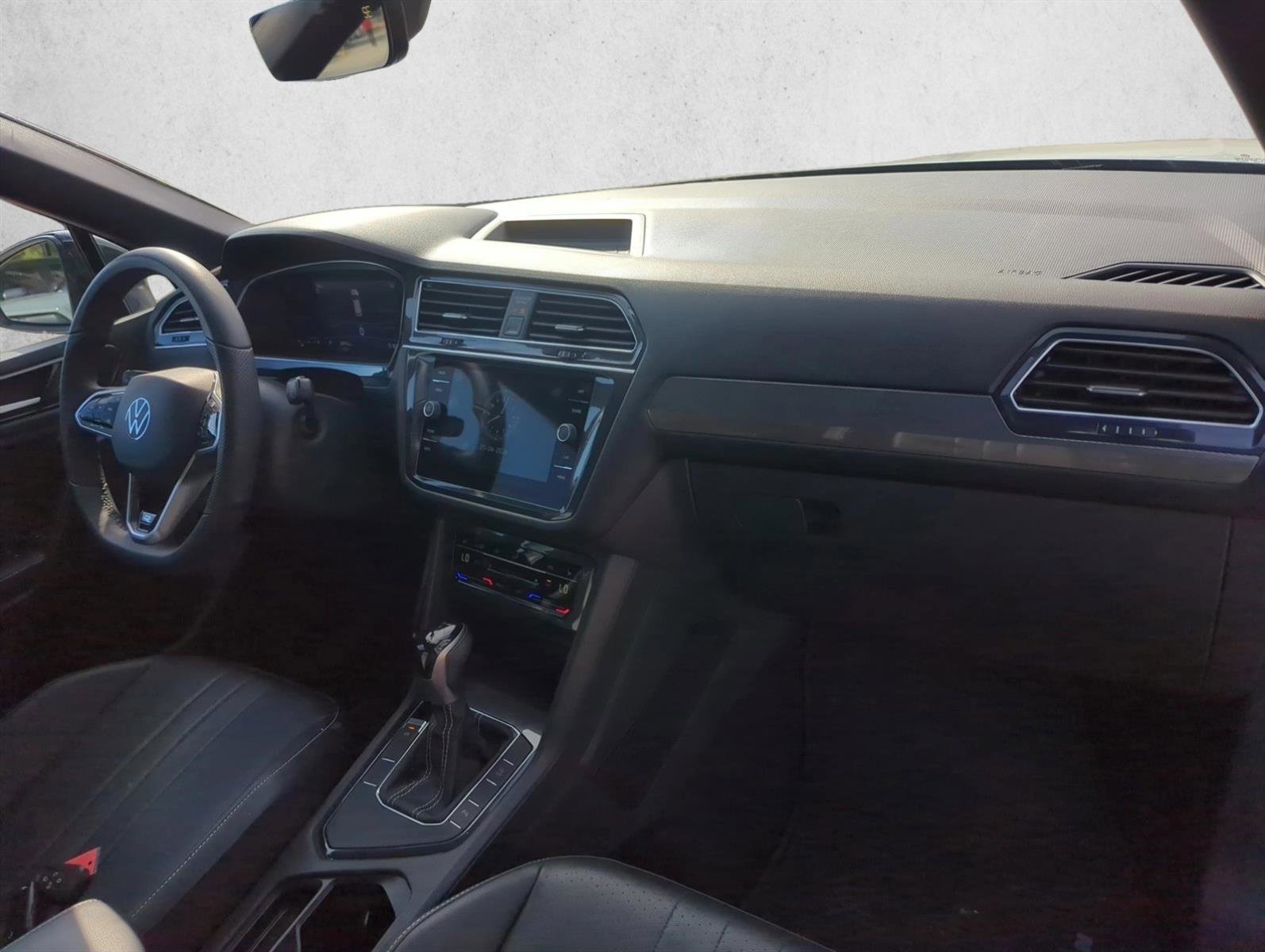 Used 2022 Volkswagen Tiguan SE R-Line FWD image 28
