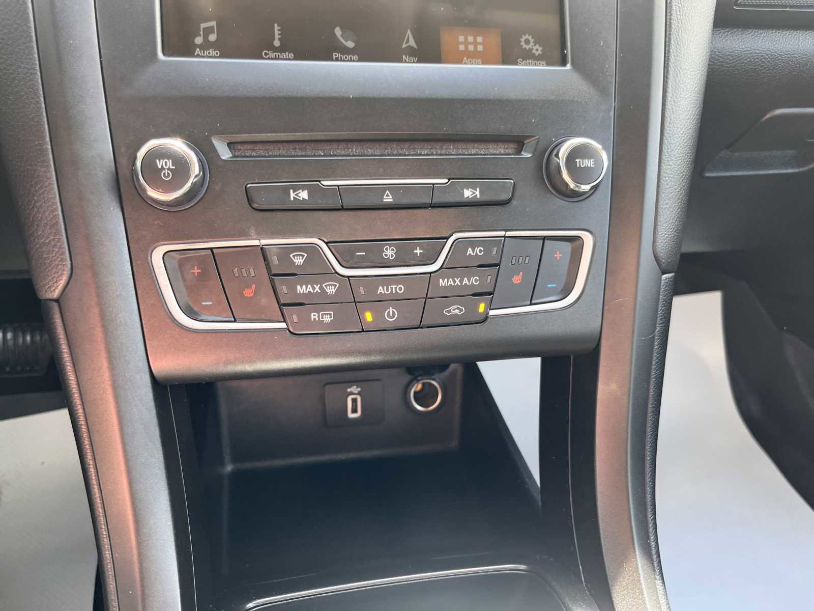 Used 2018 Ford Fusion SE w/ Equipment Group 201A image 11