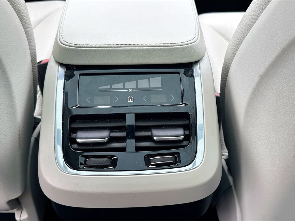 Used 2023 Volvo XC90 B5 Core w/ Protection Package AWD/4WD image 27