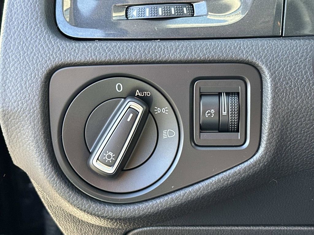 Used 2021 Volkswagen Golf 4-Door image 21