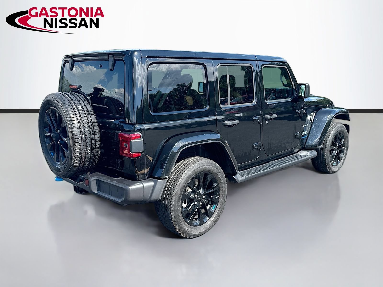 Used 2023 Jeep Wrangler Unlimited Sahara w/ Cold Weather Group AWD/4WD image 9