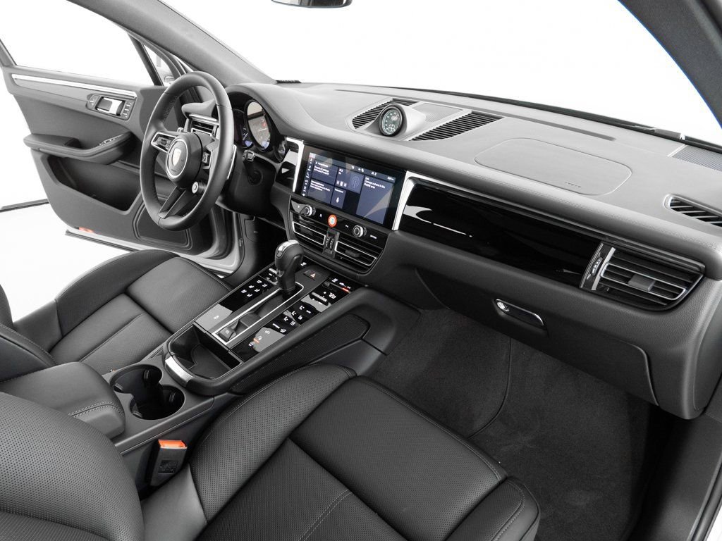 Certified 2026 Porsche Macan AWD/4WD image 25