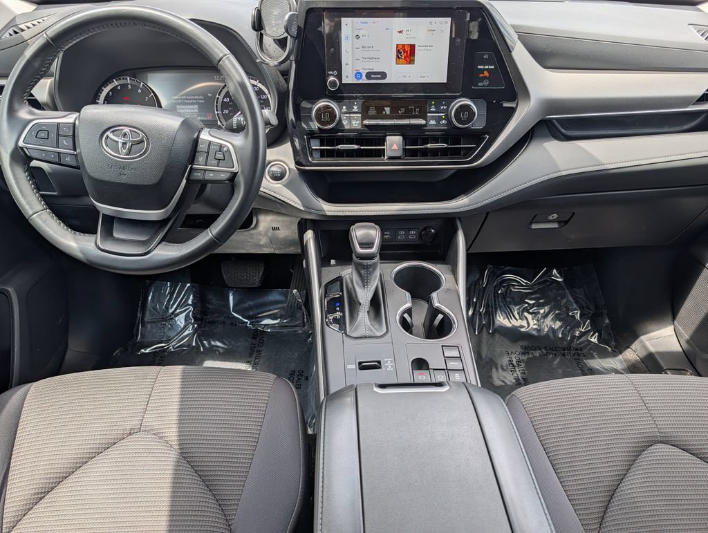 Used 2024 Toyota Highlander LE FWD image 16
