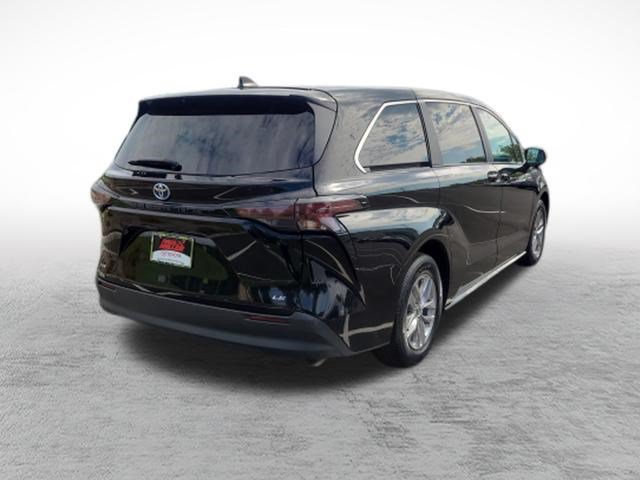 Certified 2025 Toyota Sienna LE FWD image 7