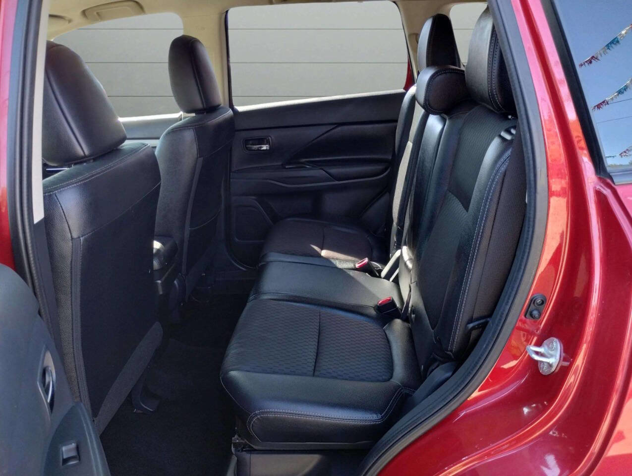 Used 2015 Mitsubishi Outlander SE image 18