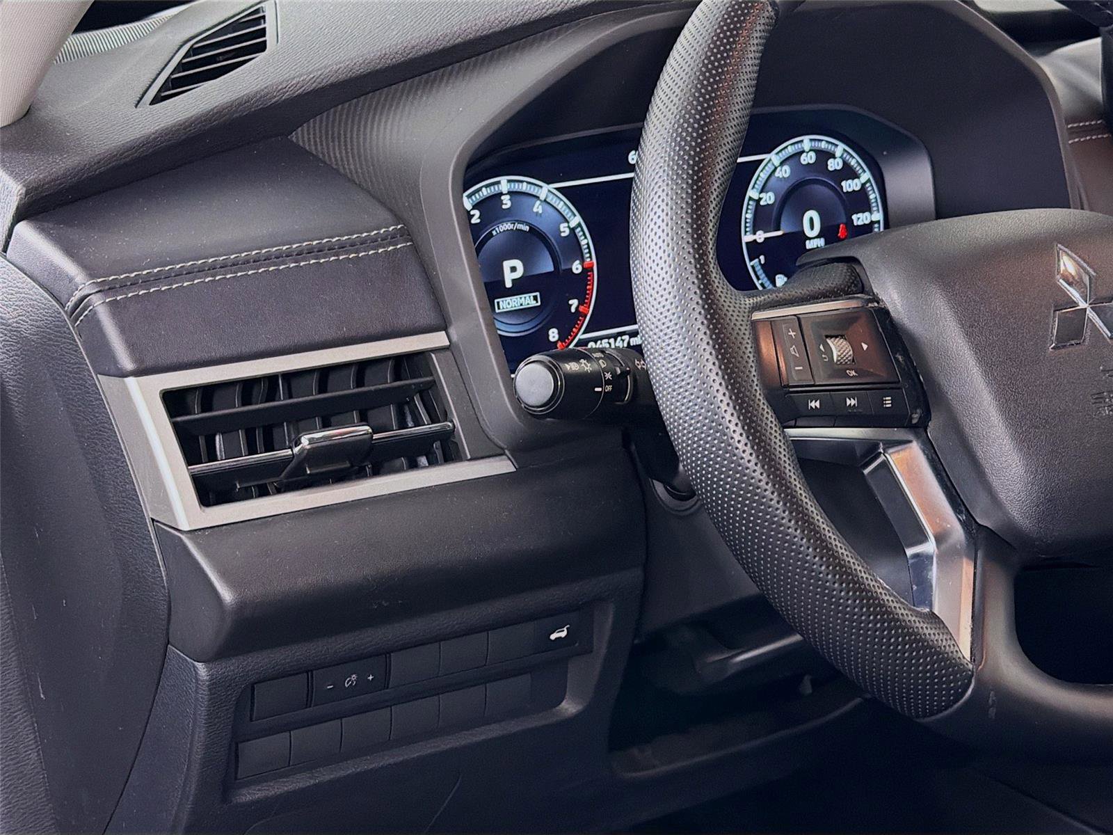 Used 2023 Mitsubishi Outlander SEL image 10