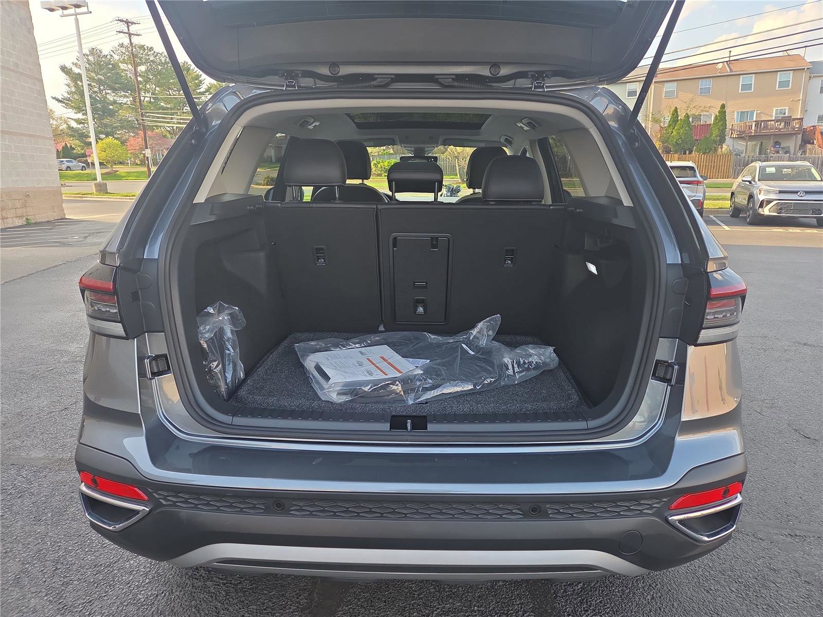 Certified 2025 Volkswagen Taos SE w/ Panoramic Sunroof Package image 5