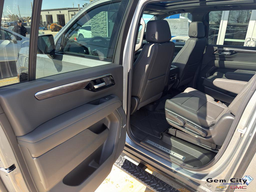 New 2026 Chevrolet Suburban Z71 w/ Comfort Package AWD/4WD image 12