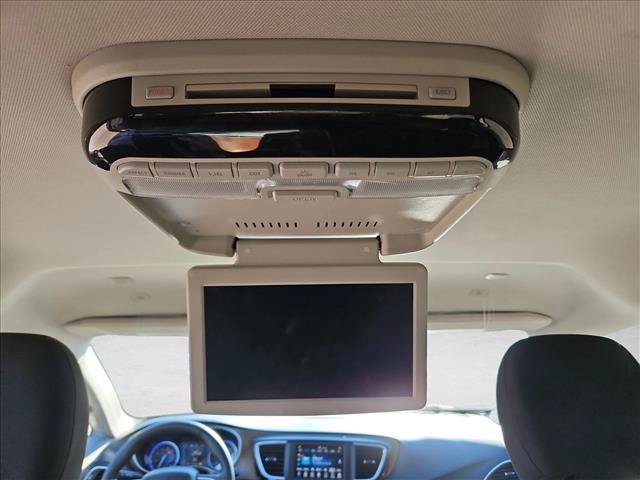 Used 2018 Chrysler Pacifica Touring Plus w/ Tire & Wheel Group FWD image 17