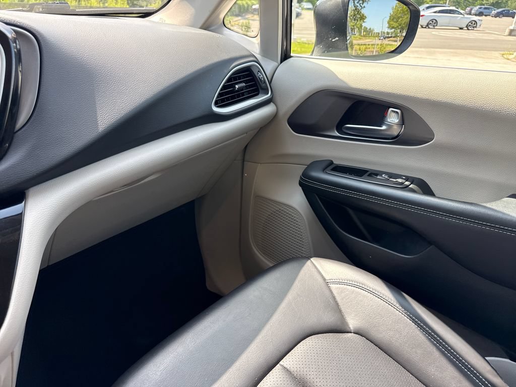 Used 2023 Chrysler Pacifica Touring-L FWD image 17