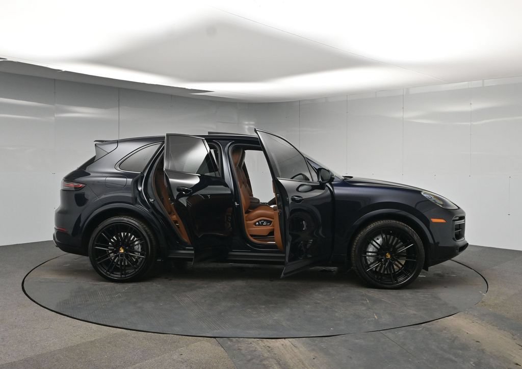 Used 2021 Porsche Cayenne Turbo w/ Premium Package Plus AWD/4WD image 57