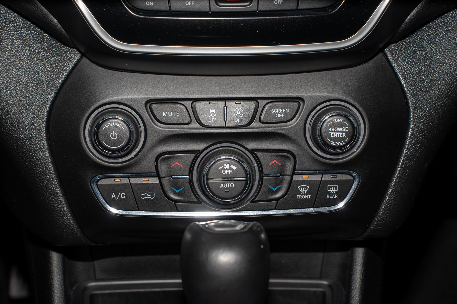 Used 2019 Jeep Cherokee Limited w/ Luxury Group image 24