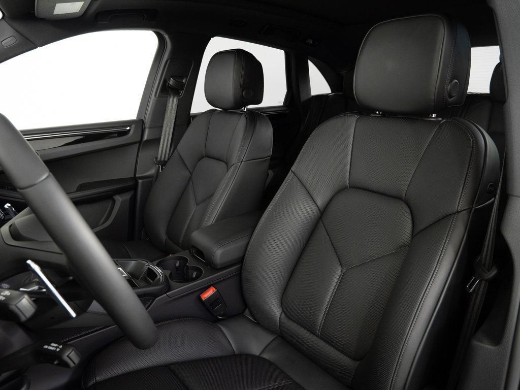 Certified 2026 Porsche Macan AWD/4WD image 5