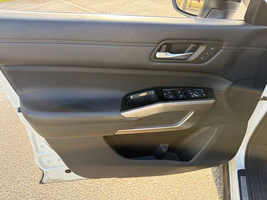 Used 2023 Nissan Pathfinder Platinum FWD image 18