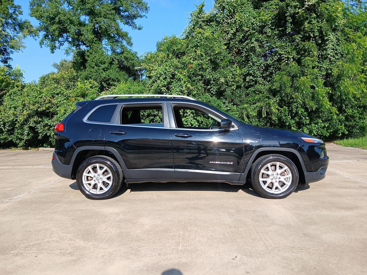 Used 2018 Jeep Cherokee Latitude Plus FWD image 3