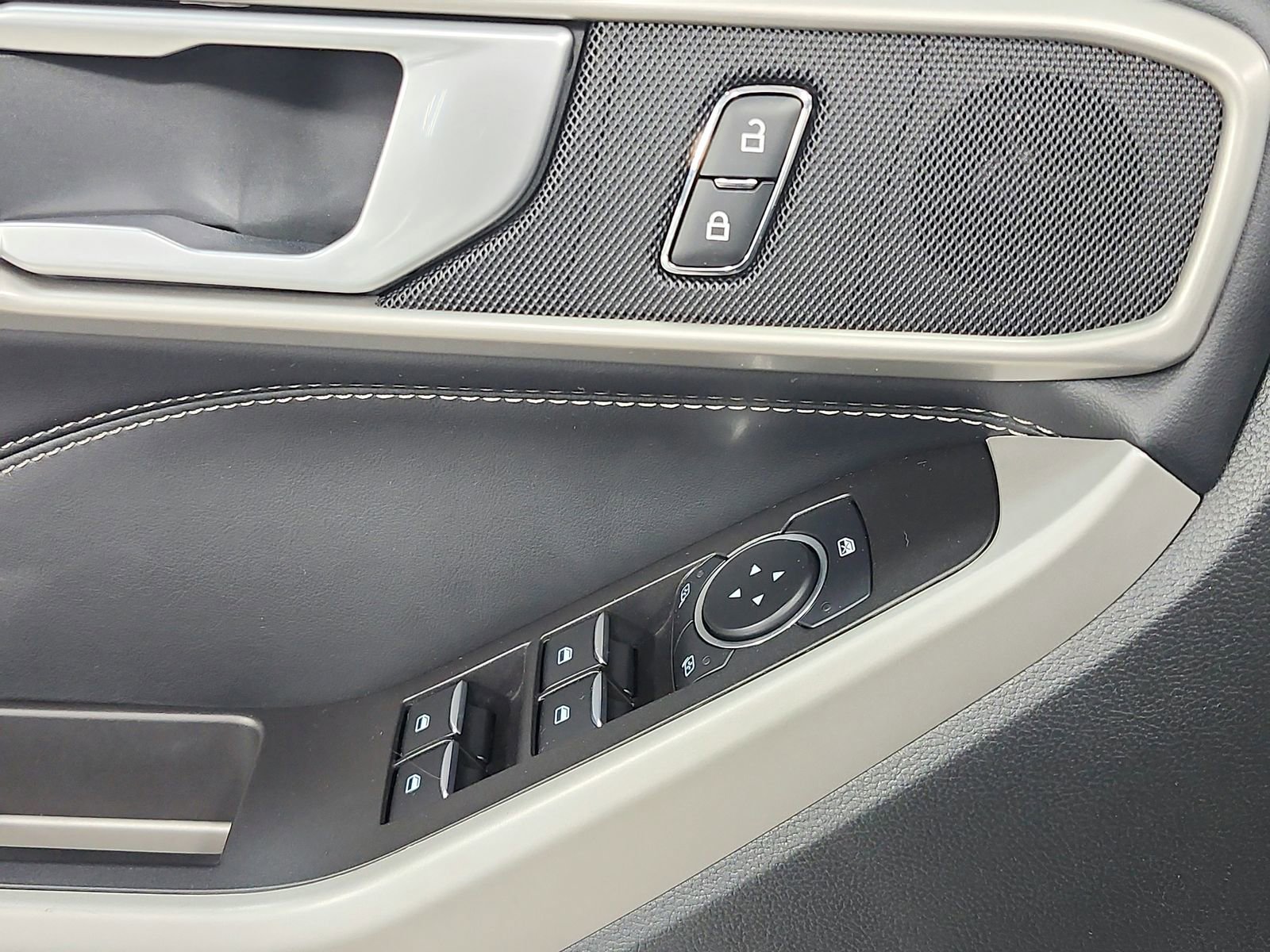 Used 2024 Ford Explorer XLT w/ Equipment Group 202A image 30