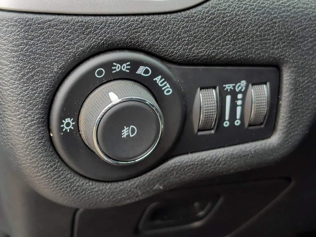 Used 2018 Jeep Cherokee Latitude Plus w/ Cold Weather Group AWD/4WD image 14