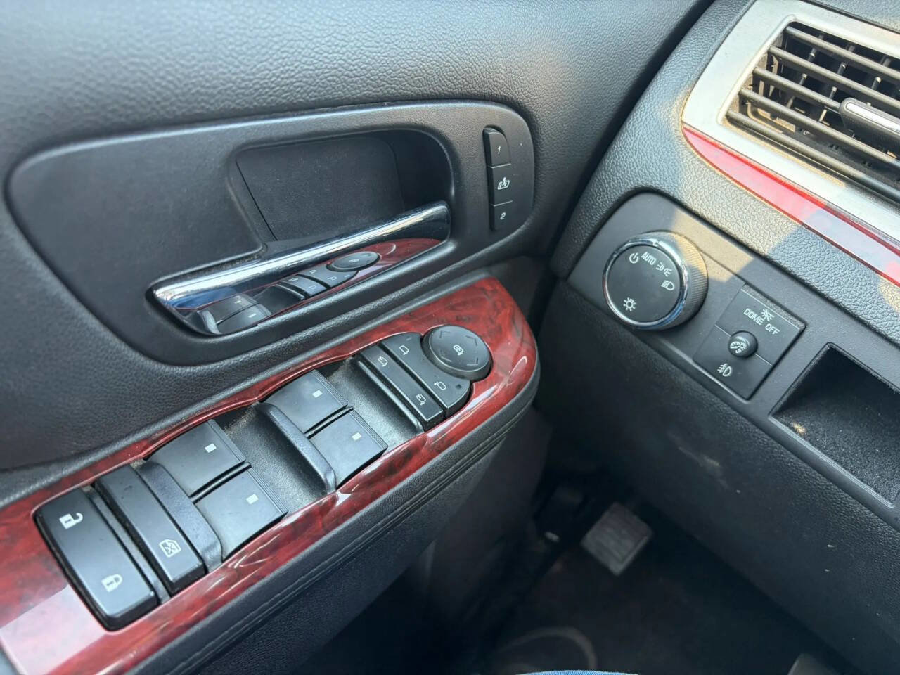 Used 2012 Cadillac Escalade ESV Premium AWD/4WD image 17