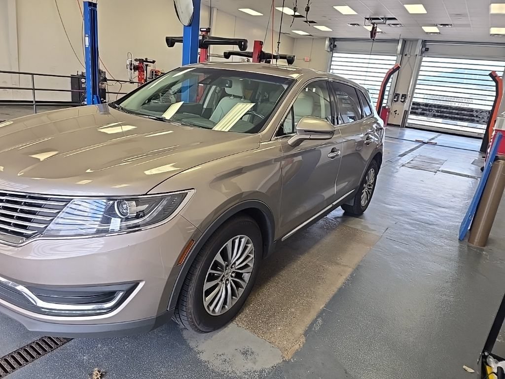Used 2018 Lincoln MKX Select w/ Select Plus Package AWD/4WD image 2