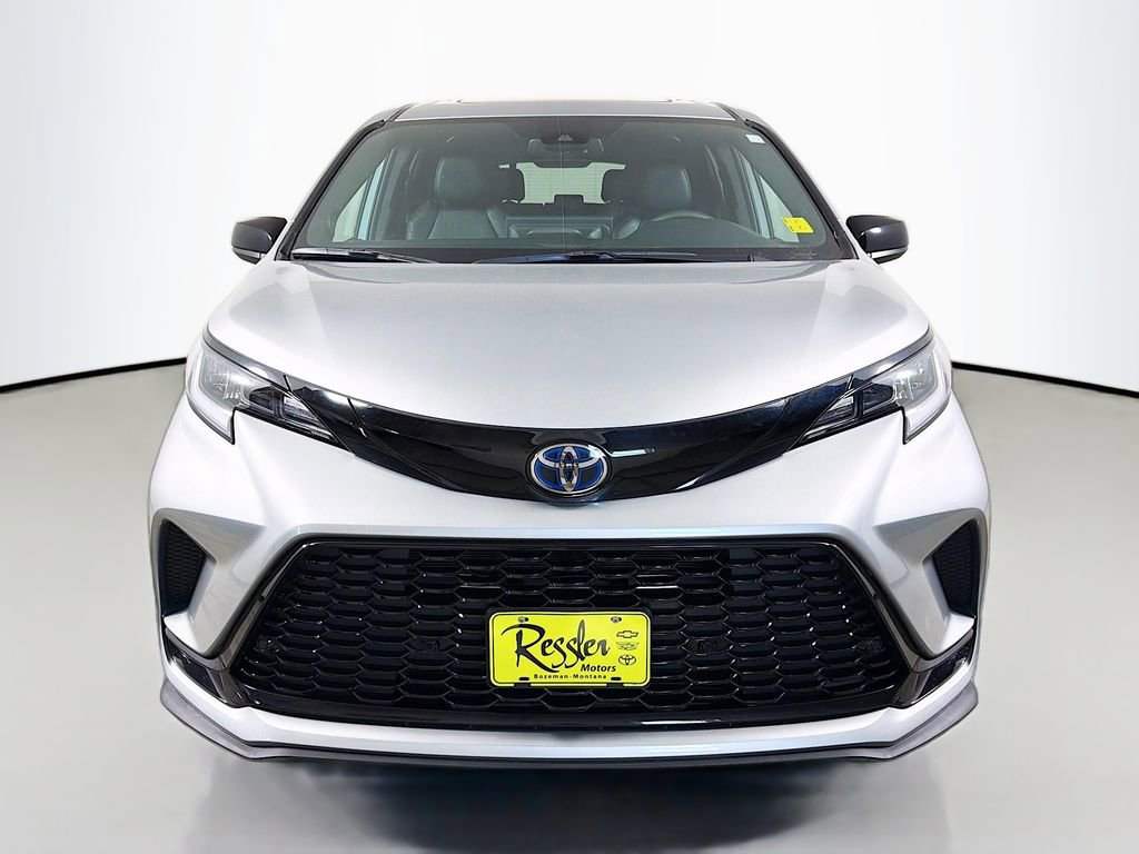 Used 2025 Toyota Sienna XSE w/ XSE Plus Package image 2