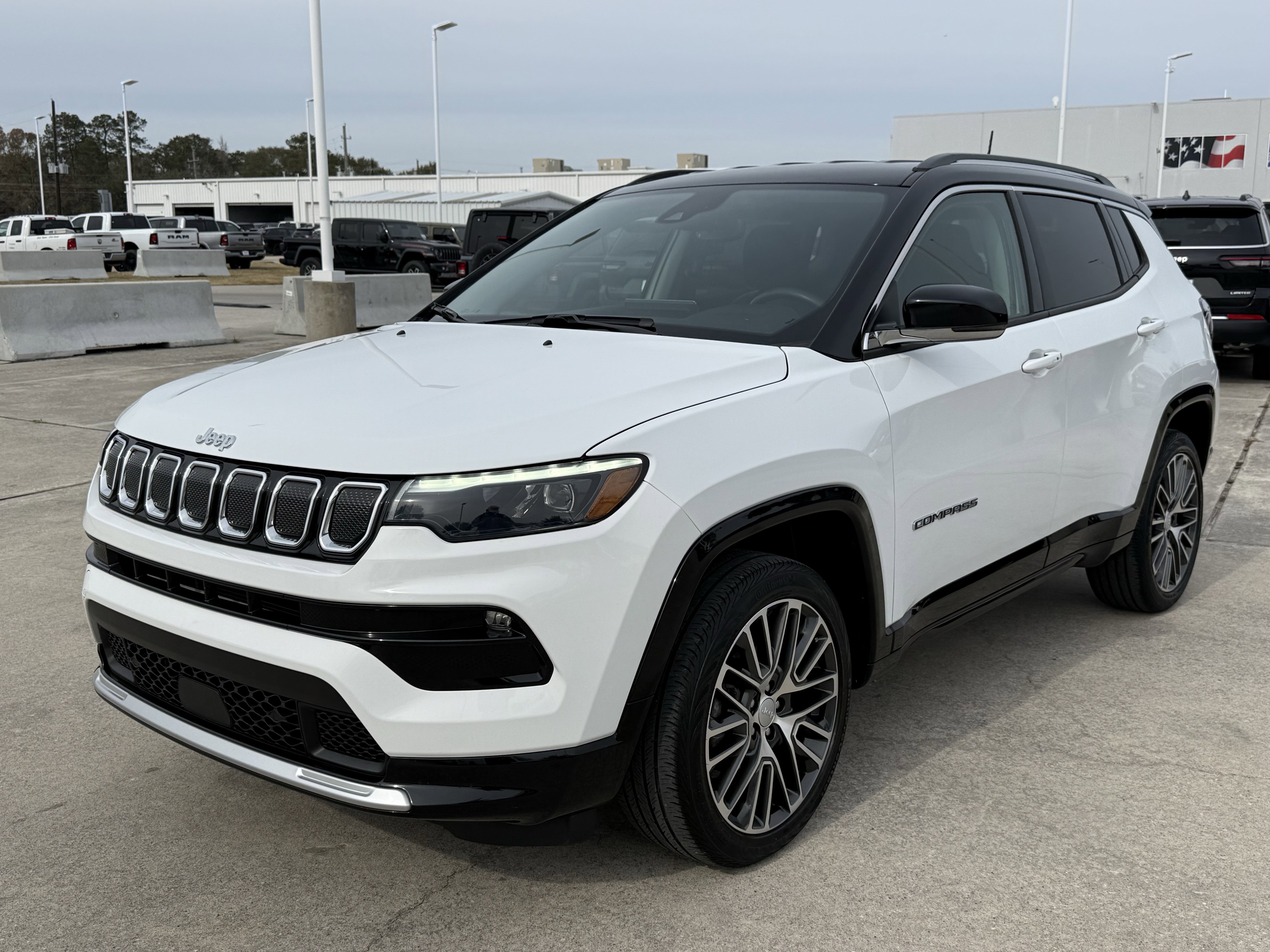 Used 2022 Jeep Compass Limited w/ Elite Group image 9