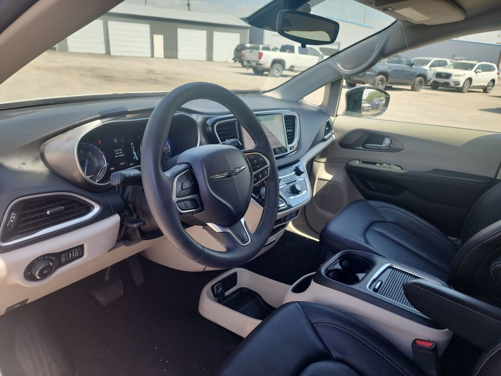 Used 2024 Chrysler Pacifica Touring-L image 10