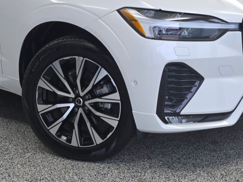 Used 2025 Volvo XC60 B5 Plus image 3