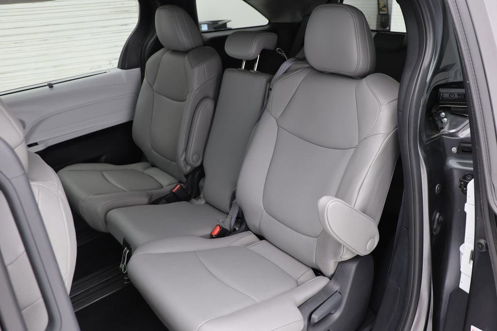 Used 2025 Toyota Sienna XLE FWD image 10