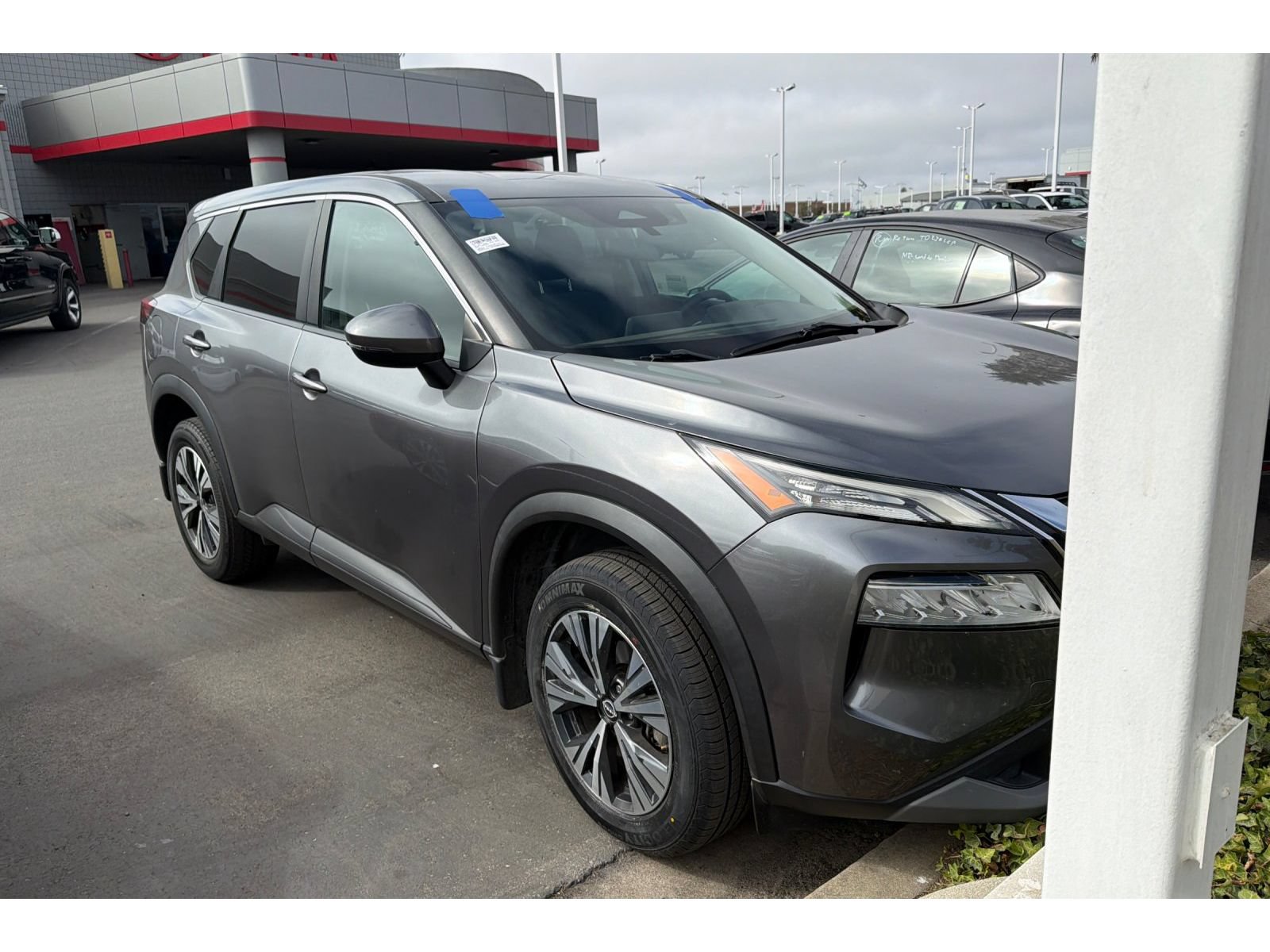 Used 2022 Nissan Rogue SV FWD image 2