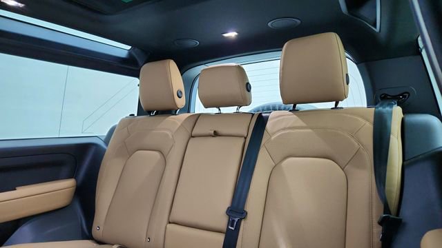 Used 2025 Land Rover Defender 90 X-Dynamic SE image 25