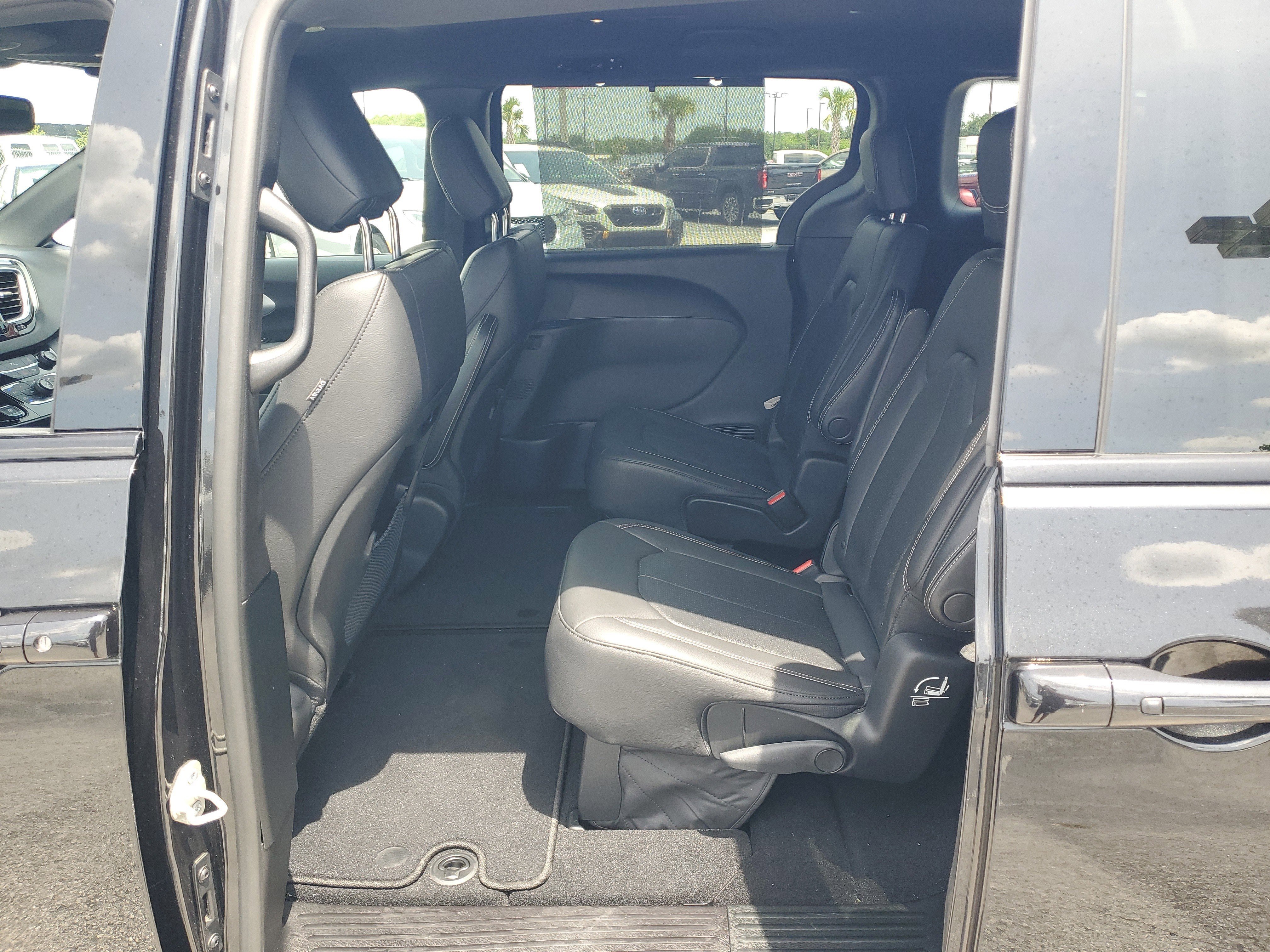 Used 2019 Chrysler Pacifica Touring-L w/ Premium Audio Group FWD image 15