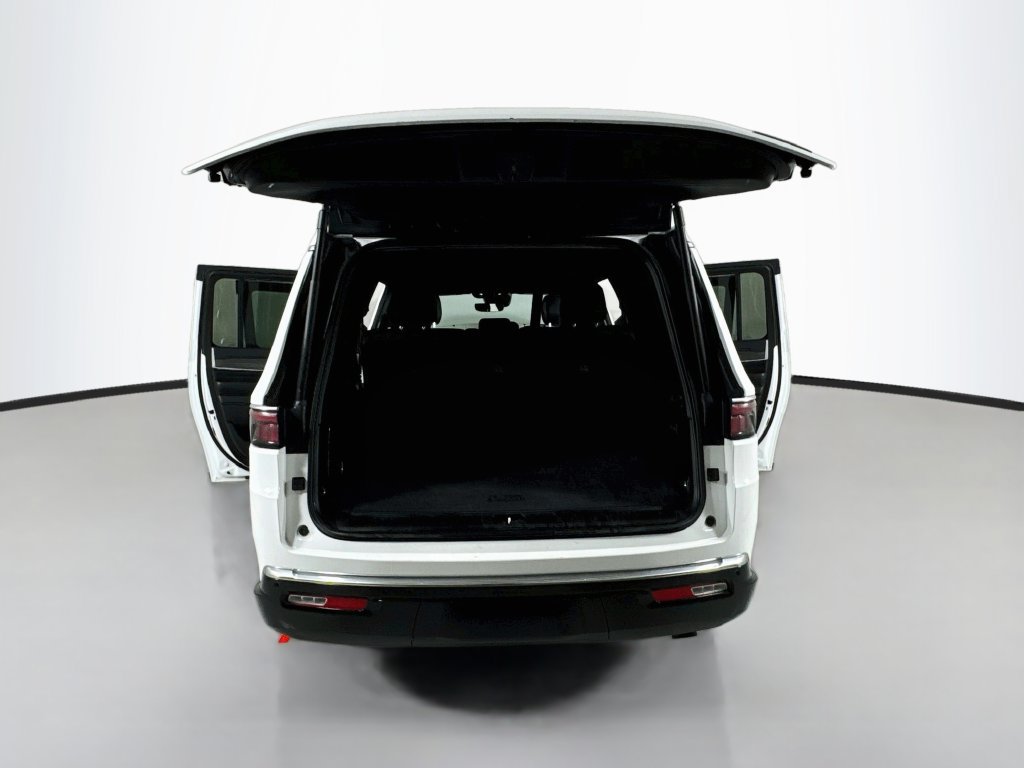 Used 2024 Jeep Wagoneer L Series II w/ Flexible Seating Group AWD/4WD image 24