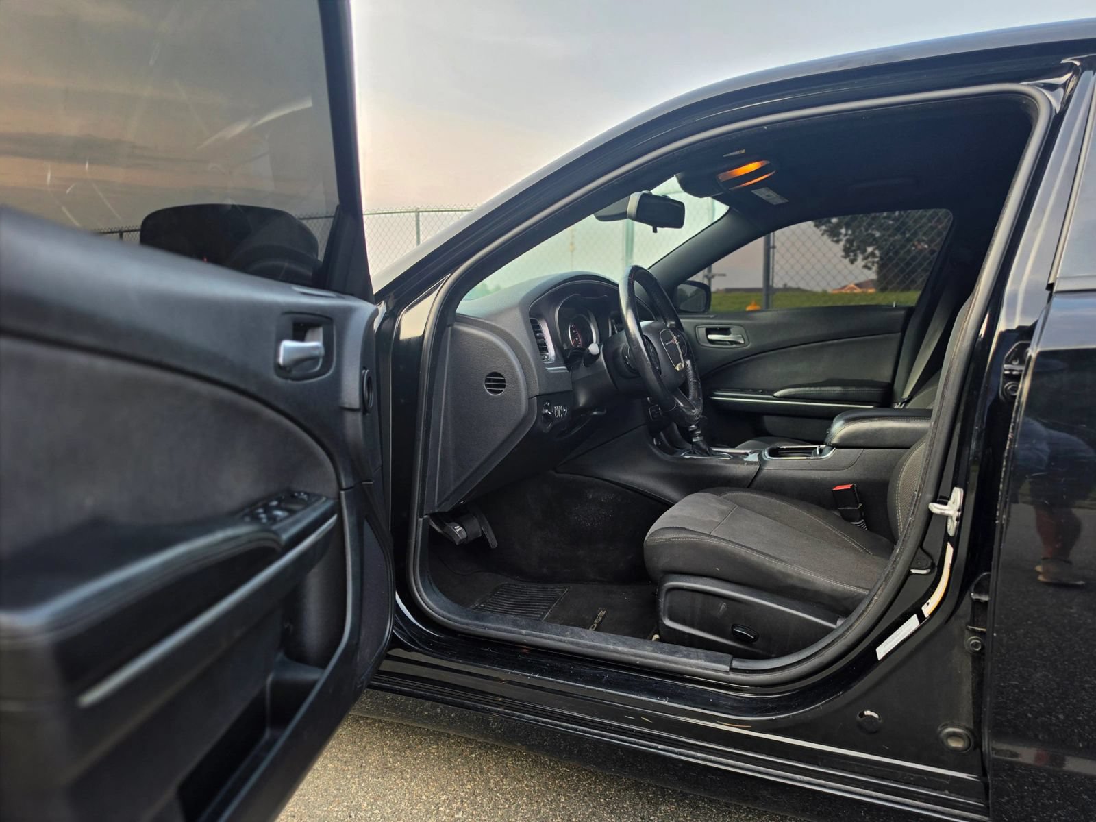 Used 2015 Dodge Charger SE w/ Sport Appearance Group RWD image 9