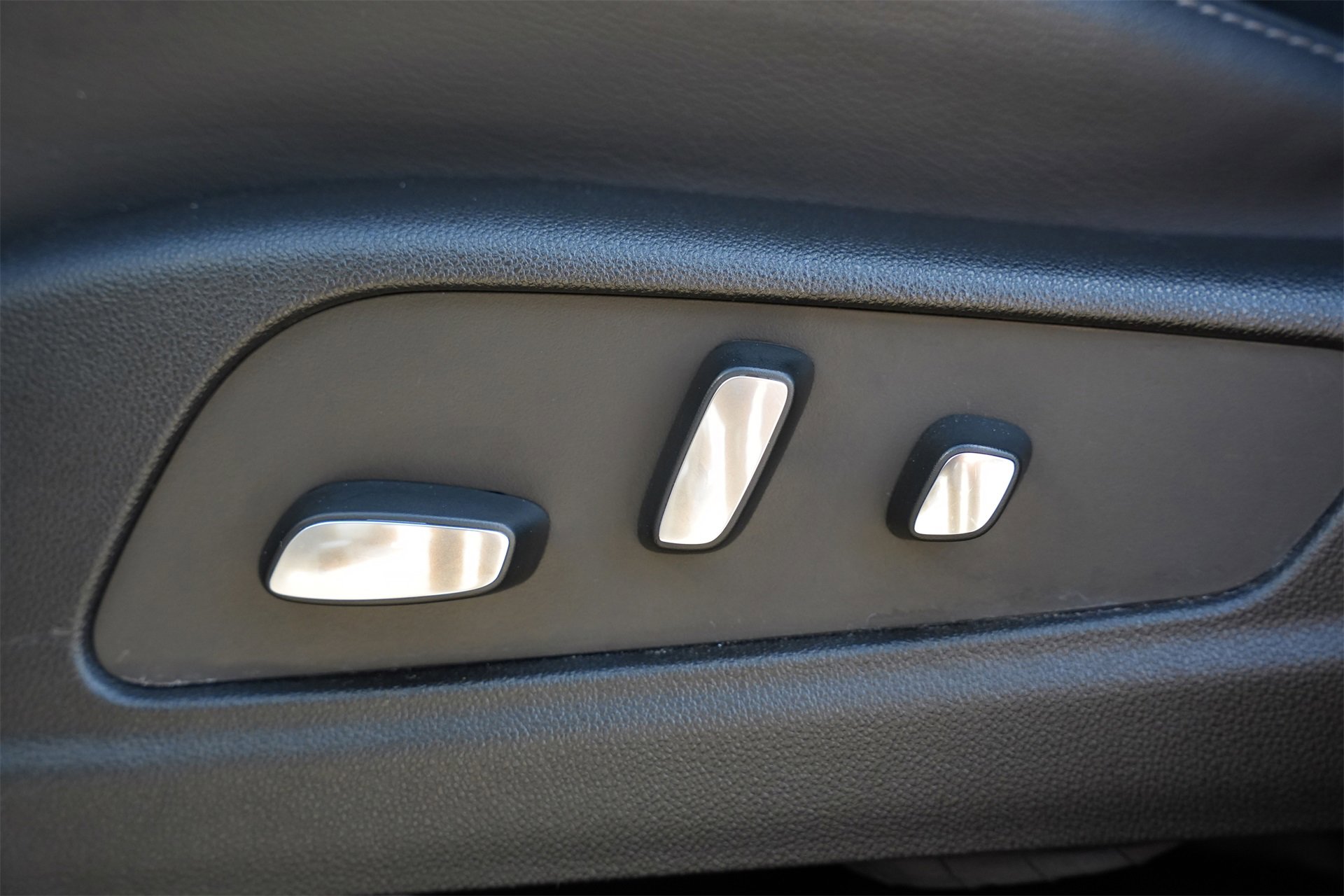 Certified 2025 Cadillac XT6 Premium Luxury image 16